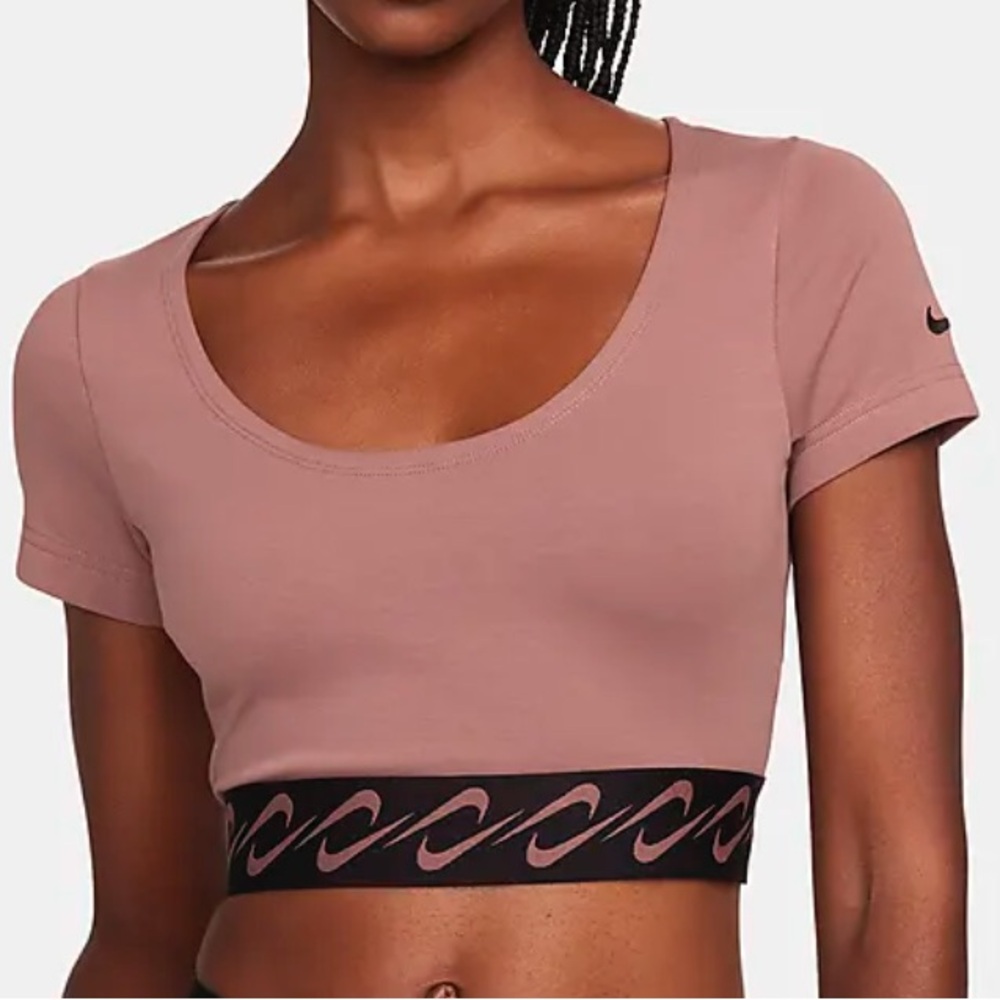 Nike Sportswear Essential Swoosh
Women's Short-Sleeve Top Size Large